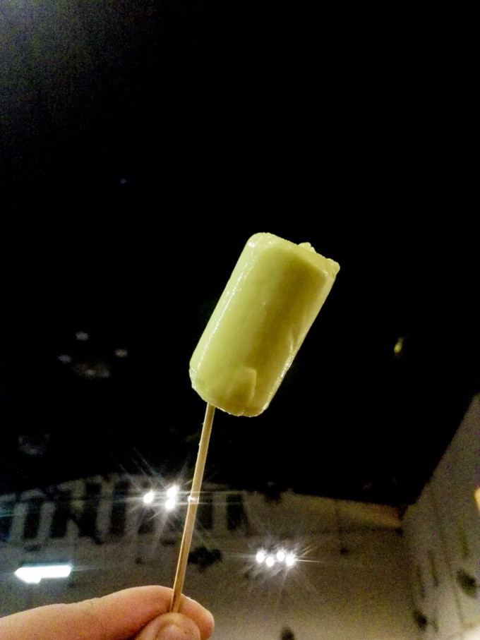 航班降落在金边机场,给我的第一感觉:麻雀虽小五脏俱全。之前一直听闻的柬埔寨机场的海关人员公然索贿,也就在此刻让我眼见为实,目瞪口呆。其冠冕堂皇、理直气壮,我默背了两回社会主义核心价值观才不至于破功。 上车后,团友打招呼的头一句:嘿,问你要小费了么!如此的见面礼,怕是让我终生难忘。