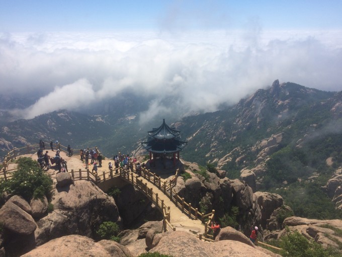 本地人大摇大摆地跟着做晨练的人进园被拦住了,还一直纳闷门卫大叔怎么就能发现她不是本地人呢。所以我是做好了花钱买票进园的准备。可是,可是,最后我还就是在保安大叔的注视下优哉游哉地进了园我想,这可能是多方面的因素:1. 没超过6点半;2. 我的外形和在校大学生没有半点区别,甚至更显naive,完全看不出是刚博士毕业的奔三girl;3.