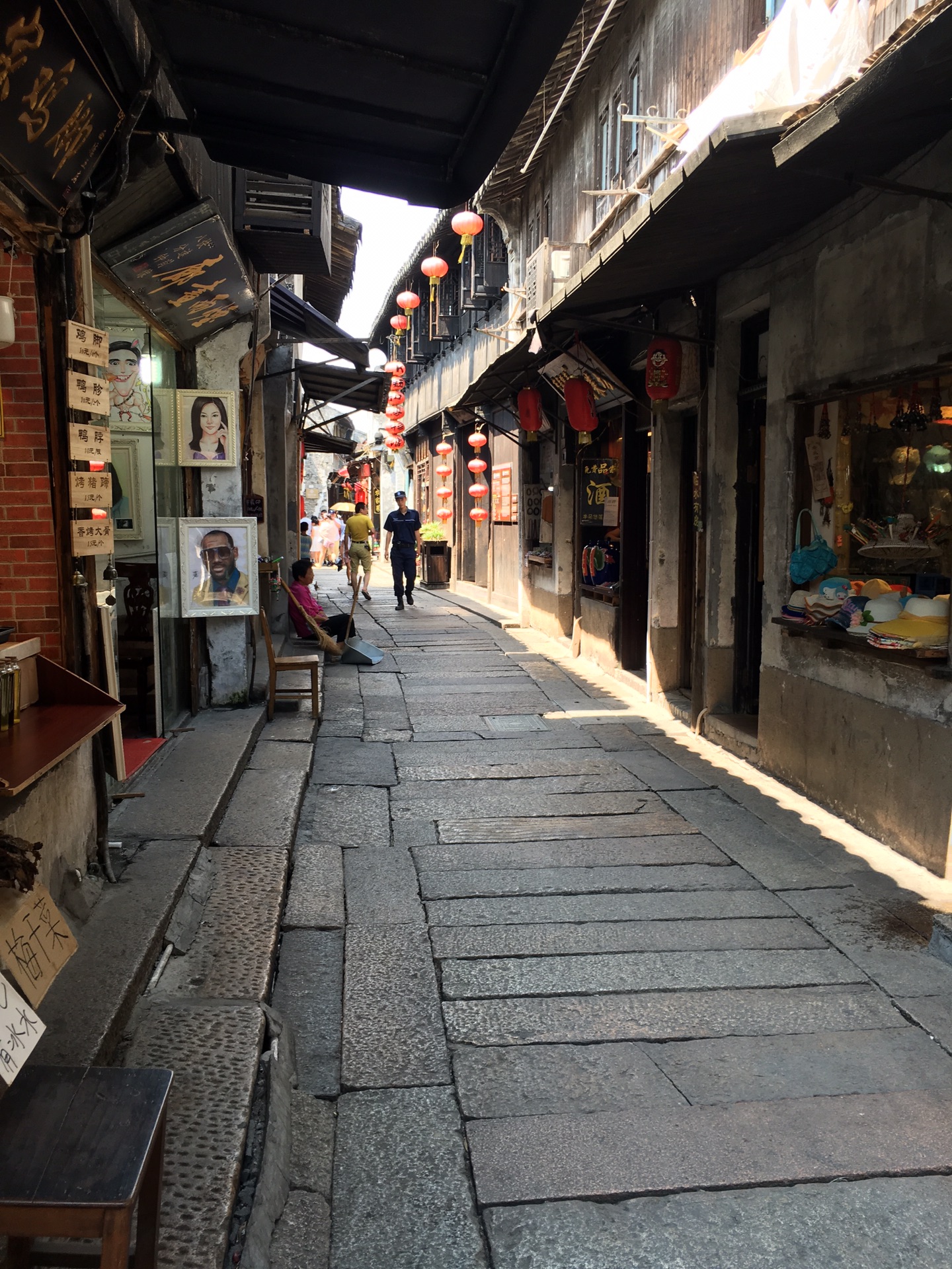 开往湖州南浔古镇.  晚上住宿南浔.