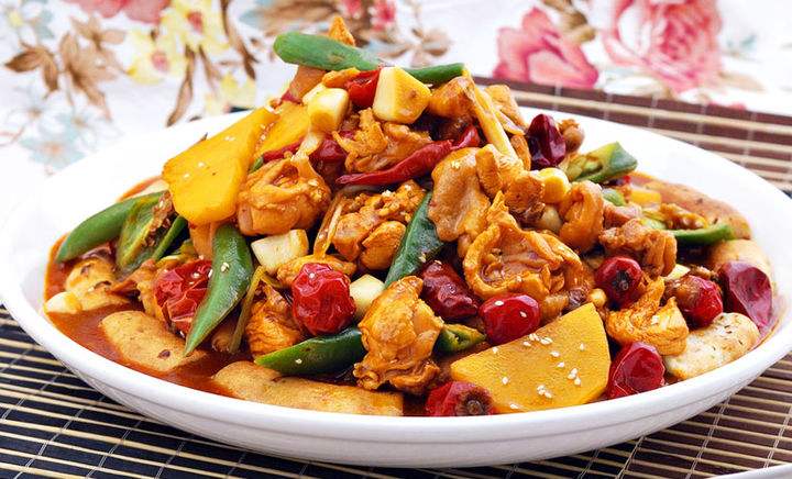 再吃完大盘鸡后,用上配菜皮带面在汤汁中翻滚,那辣爽