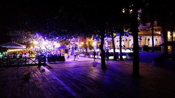 大巴直到大东海。附近很多民宿客栈和连锁酒店,而且在市中心不愁吃喝,是很好的落脚地。 这次出行白天都在外面,基本享受不到什么酒店服务,所以星级酒店就不考虑了。 大东海的免费海滩 附近海边的酒吧一条街,值得一逛 第2天 拍婚纱照啦 由于房间看不到海很不爽,所以加多一点钱升级海景房,连租几天随便跟老板砍砍价。最后的价钱跟连锁酒店差不多 今天安排好婚纱照的事,选好礼服。顺路去第一市场开大餐。由于第一次去,怕被坑所以直接点了个团购的海鲜大餐,事实证明真的太棒了! 海景房就是爽!过条马路就到海边了 椰梦长廊