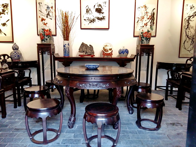 郑家大院,餐厅里摆放着八仙桌
