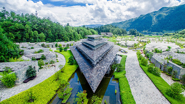 腾冲奢华之旅(石头纪酒店 和顺古镇 火山热海等多个景点 专车全程陪同