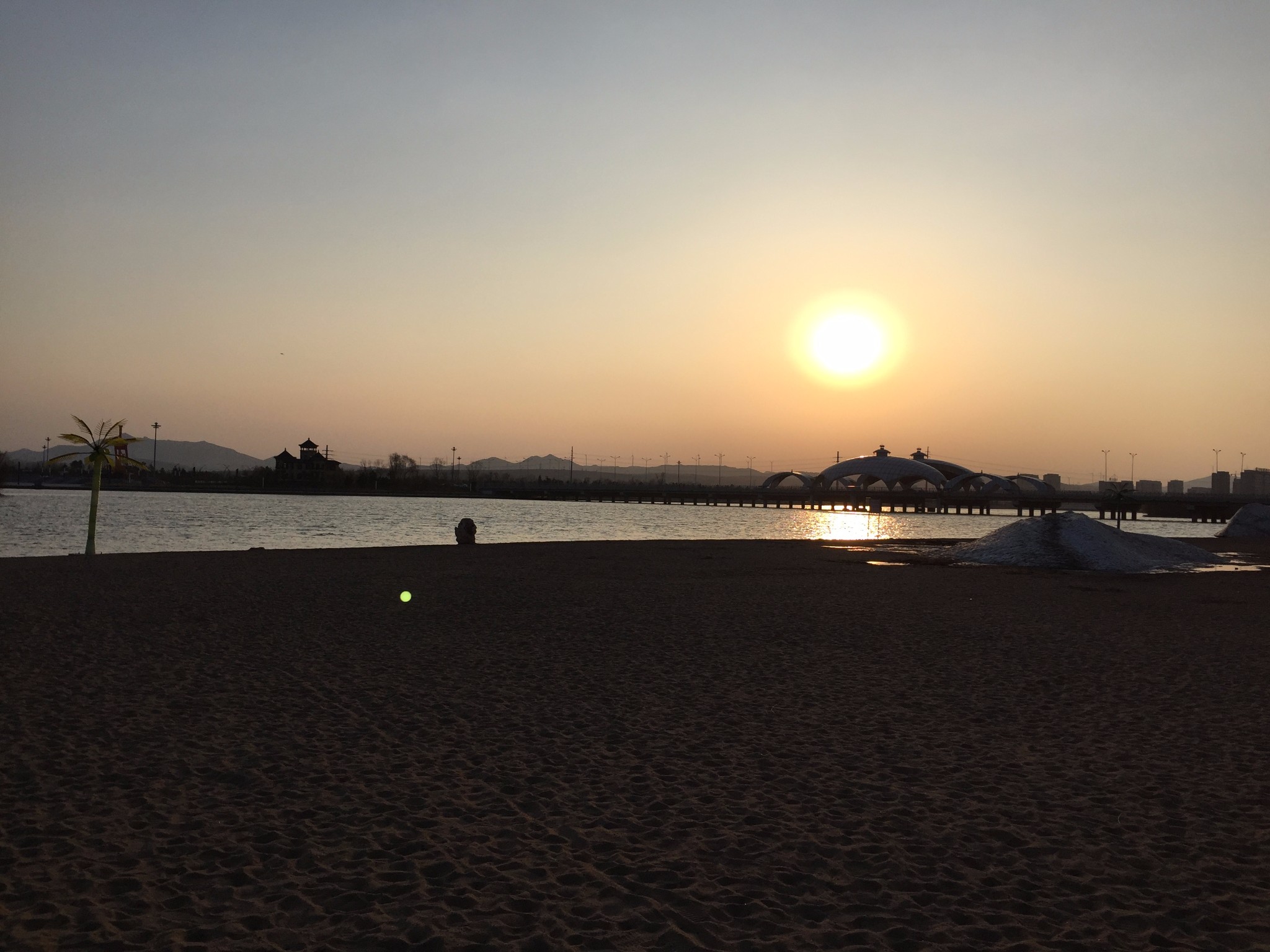 夕阳下的龙源湖