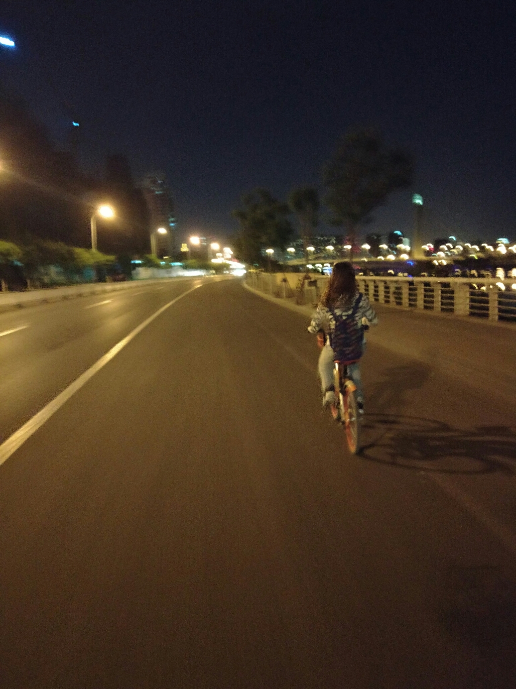 晚上八点从家里出发,骑摩拜单车出发走台儿庄路向津湾广场出发.