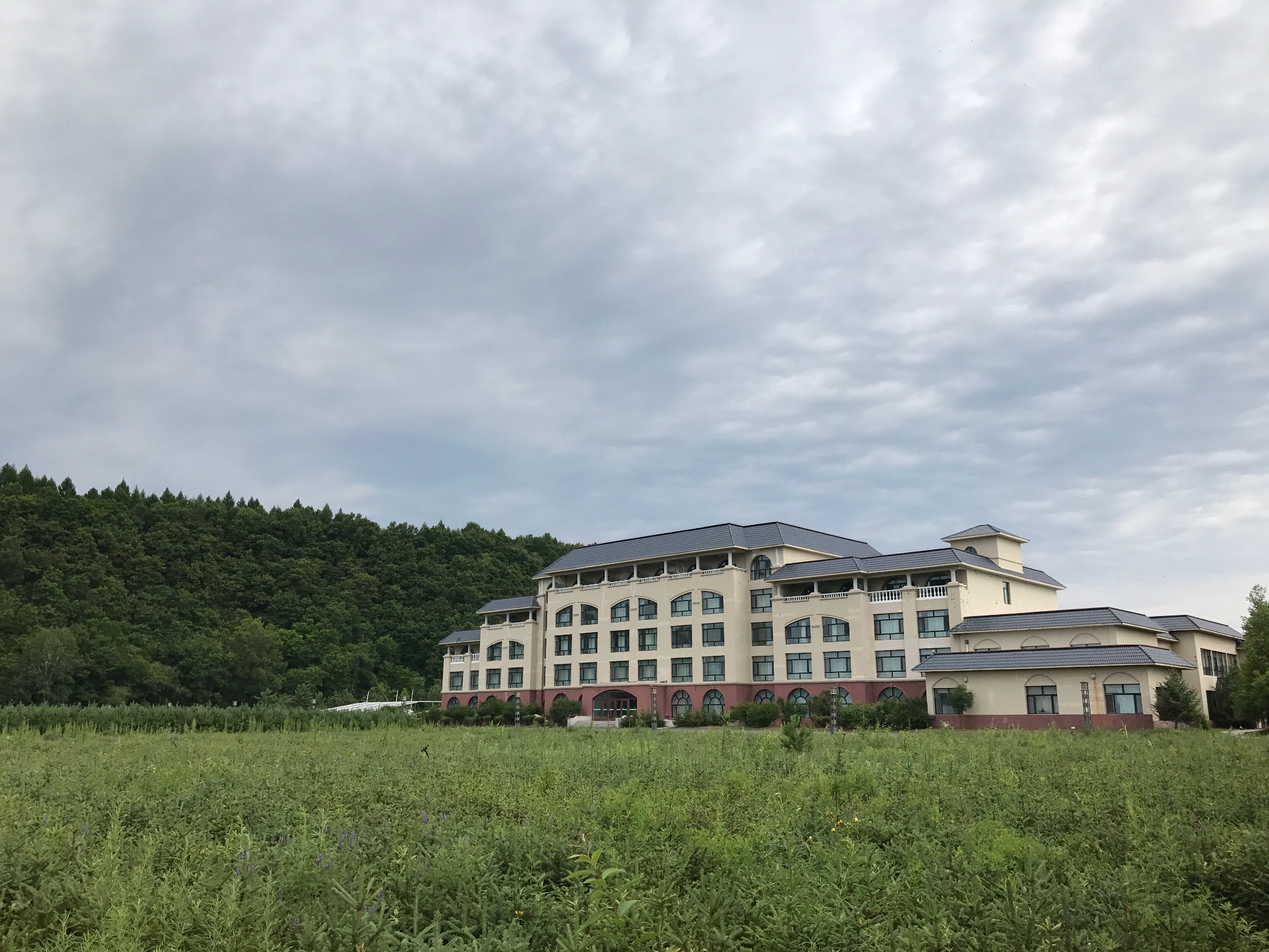 梅花河山庄度假村       