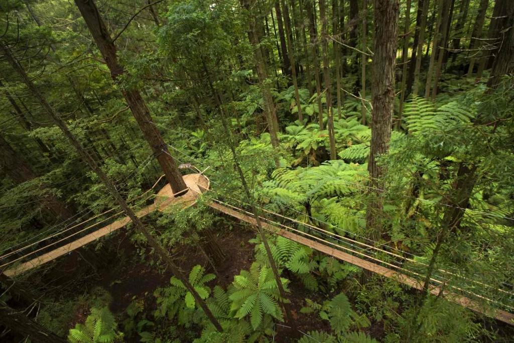 Gemischtrassiger Taetowierte Wald Pov