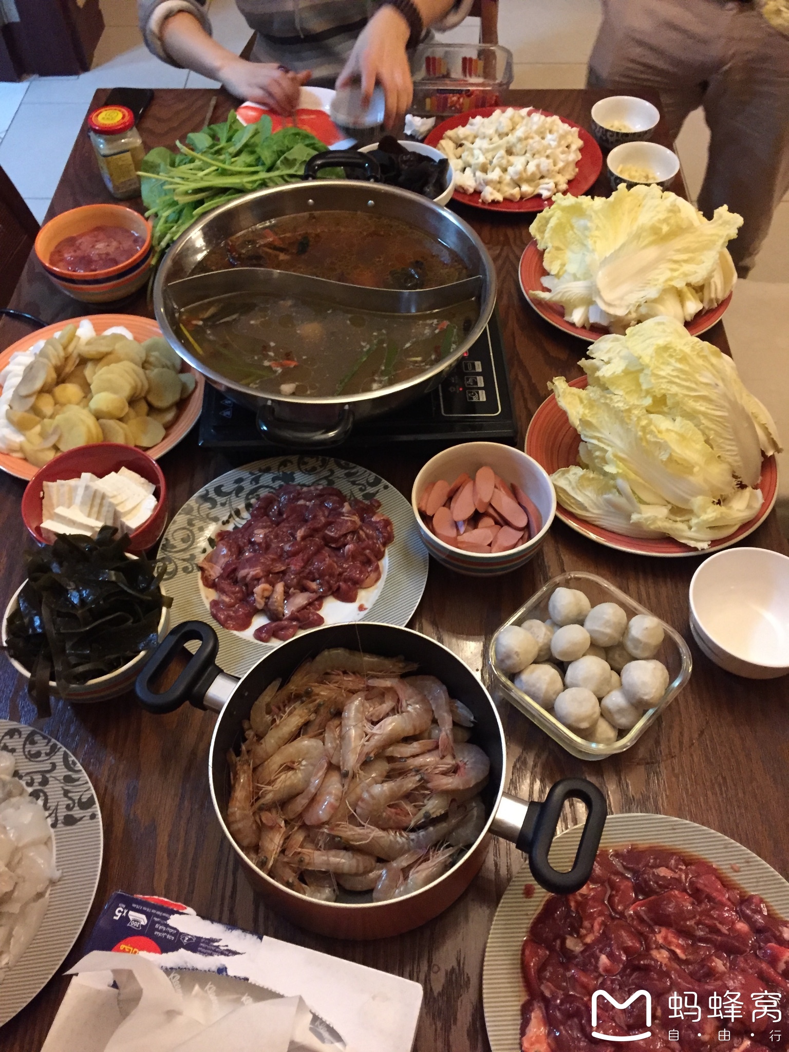 所有食材都是早上七点半去鱼市场买回来的,火锅底用排骨熬了一个晚上