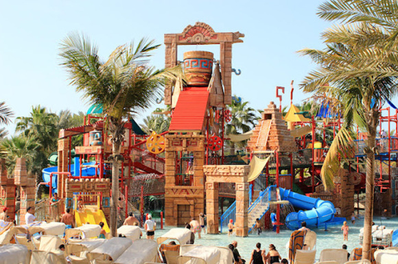 亞特蘭蒂斯水上冒險樂園 Aquaventure 樂園的建筑主題為古典神話,包括巨型海蛇,海神波塞冬和尼普頓等。海蛇怪滑梯「Aquaconda」是全世界最大的水上彈射滑梯,滑道為高纖維玻璃,360度全透明,極盡全力刺激你的腎上腺素;在波塞冬神塔和尼普頓隧道,你會體驗到海神的憤怒,伴隨著激流穿梭于高高低低的滑道。園區全部設施都通過水下隧道連接起來,快坐在游泳圈上來一段奇幻漂流。 玩耍在細膩的棕櫚島沙灘,或是躺在沙灘椅上曬太陽, 忘記現實中的一切煩惱,一起享受無邊無際的海洋。 “失