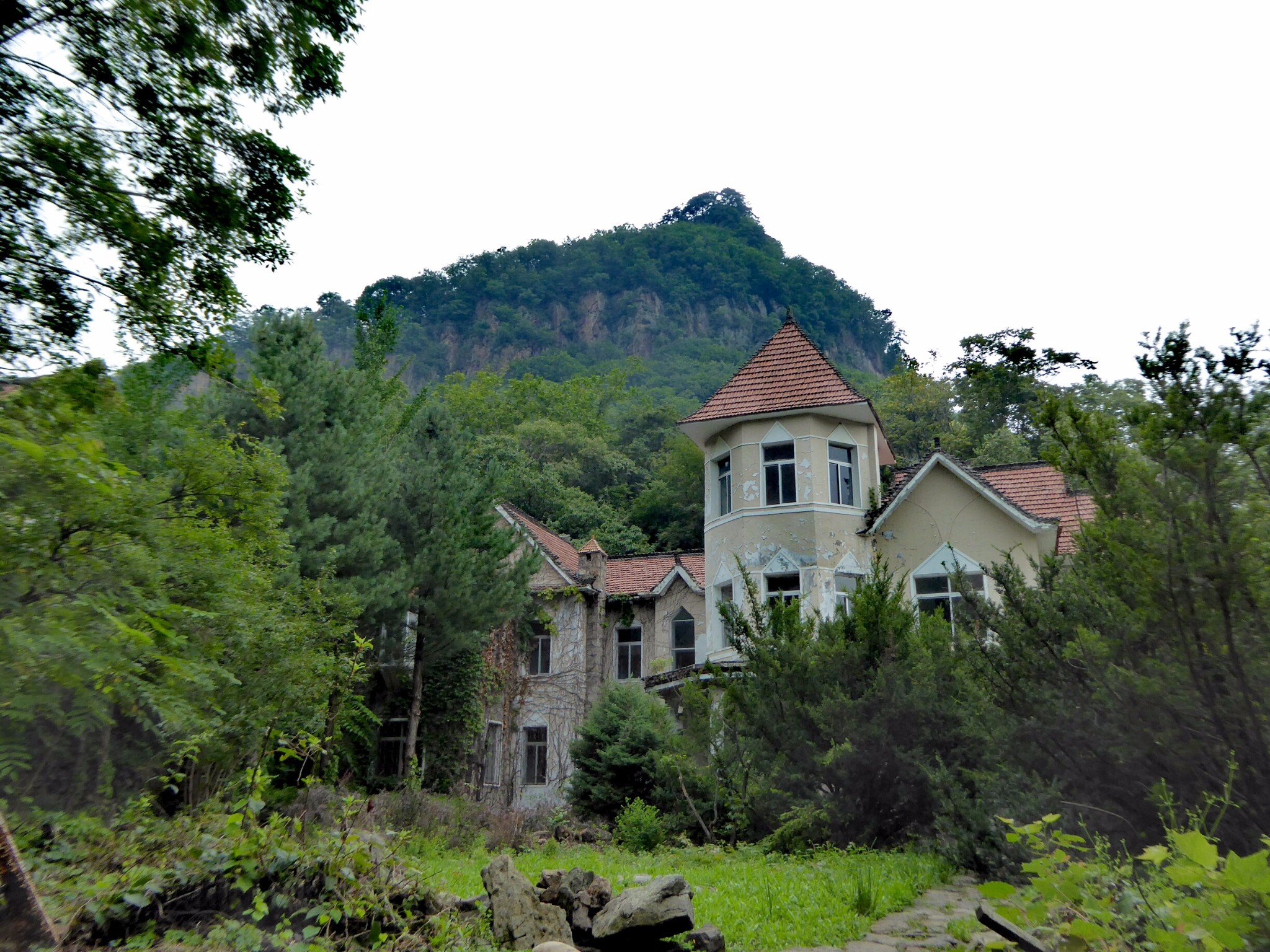 中国画家村 坐落在青山湖畔的中国画家村,由著名画家宋雨贵