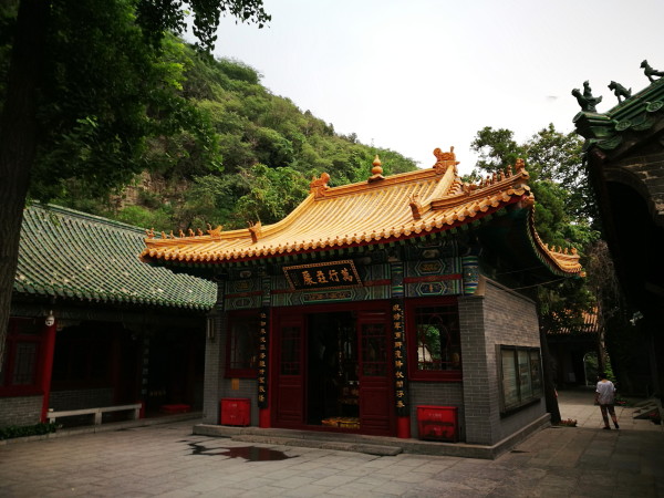 最近锻炼身体几乎每个周末都要去千佛山,有时候爬山,有时候是走环山路,拍了不少照片,当然都是手机出品了,也就在此对千佛山做一详解。因是多日不同时间所拍,按照介绍顺序会有所颠倒。 千佛山门票30元,现役军人免费;凭山东省的老年证免费;济南市公园年票免费;1.2米以下的儿童免费;18岁以下学生凭学生证半票。 济南市身份证冬季(11月1号之后)晚7点夏季晚7点半之后,早晨6点半前免费进入。内部小景点门票:兴国禅寺:5.