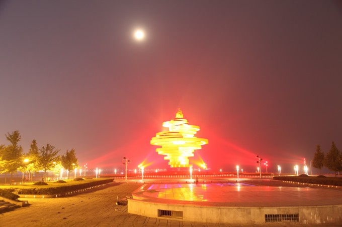 ,为便于部队军需物资的运输,建了两座码头,其中一座就是栈桥,1893年竣工,长200米,宽10米,石基灰面,桥面两侧装有铁护栏。 光绪二十年(1894年5月29日),直隶总督李鸿章奏折:"登州总兵章高元,承办各台基址已具,道员龚照玙又于