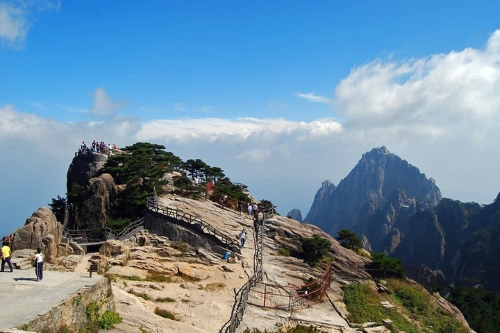 以形状命名的鳌鱼峰虽然是小峰,但却是黄山奇景之一,那圆长的