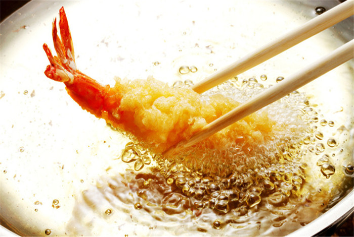 天妇罗是日本料理中的一类油炸食品,可分为蔬菜天妇罗,海鲜天妇罗和