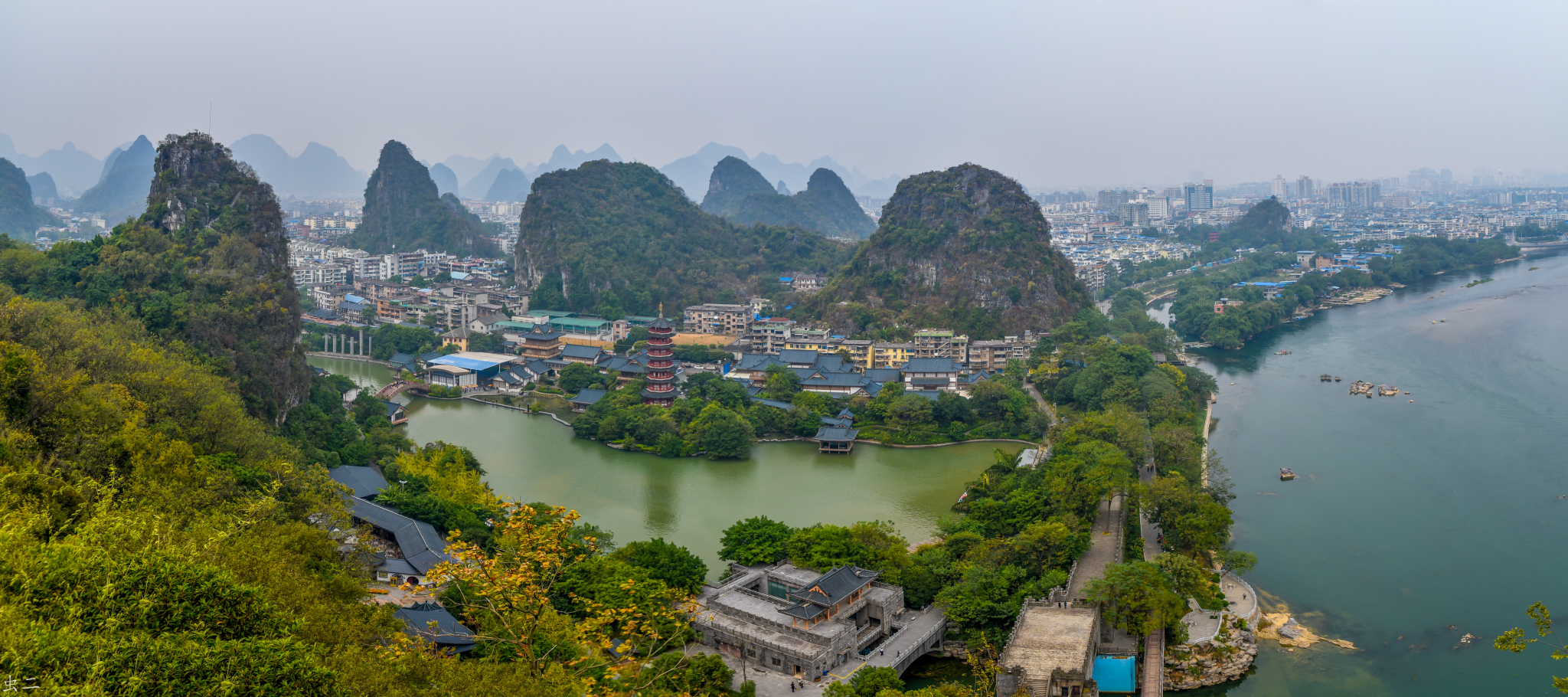 探星之旅 对于旅行者来说,只要探索的脚步永不停止,这个世界就永远没有尽头。但人们总是渴望抵达更遥远的地方,或许仰望头顶的星空,能让我们更接近这个目标。繁星壮丽、神秘、深邃,让人敬畏,也让人倍感平静与幸福。然而,当今生活在大都市的我们,要想一睹星河的壮阔却不那么容易,光污染、雾霾、天气都是我们仰望星空的绊脚石。这本探星之旅攻略将分为国外篇和国内篇。如果时间和预算都足够充足,推荐你前往远离城市光污染、空气澄净、晴天率高的加拿大贾斯伯国家公园,去全球顶级探星地的享受璀璨繁星的洗礼。即便你的假期只有短短几天,也