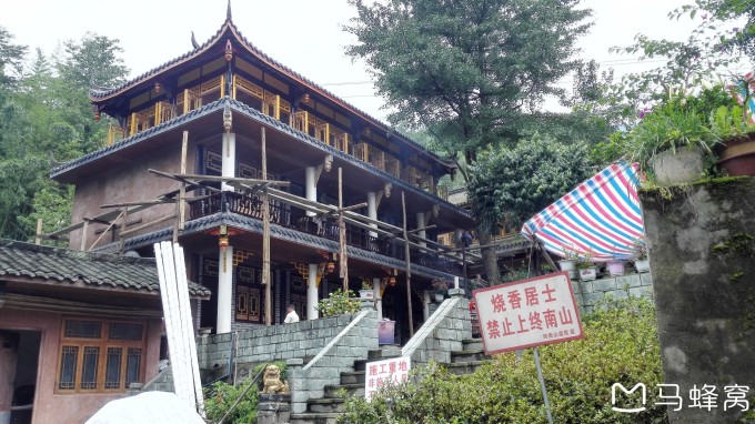 县城镇的一些居民,包括一批知识青年到农村安家落户的事迹后,引述毛泽东的指示:知识青年到农村去,接受贫下中农再教育,很有必要。要说服城里干部和其他人,把自己初中、高中、大学毕业的子女送到乡下去,来一个动员。各地农村的同志应当欢迎他们去。随即在全国各地开展了知识青年上山下乡运动,大批城市知识青年下放到了农村劳动。 知识青年到农村去,接受贫下中农再教育,很有必要以及农村是个广阔天地,在那里是大有作为的和广阔天地炼红心是这场运动的典型口号。 (网摘)
