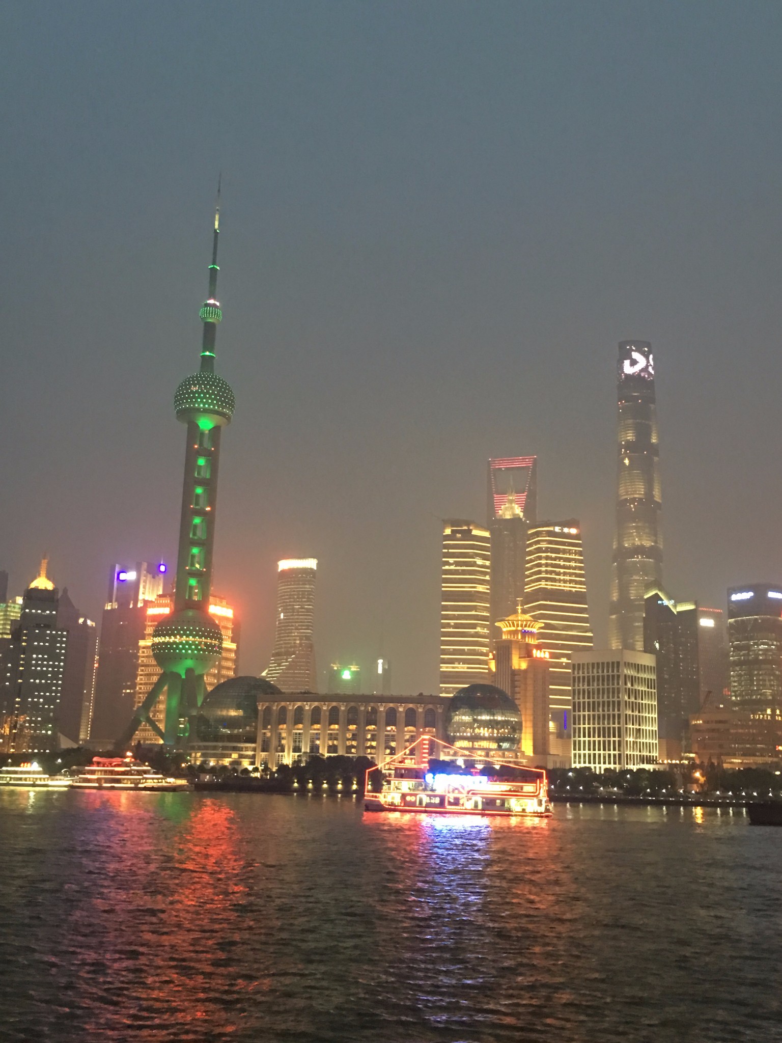 黄浦江岸"朦胧"与"繁华"的双面夜上海