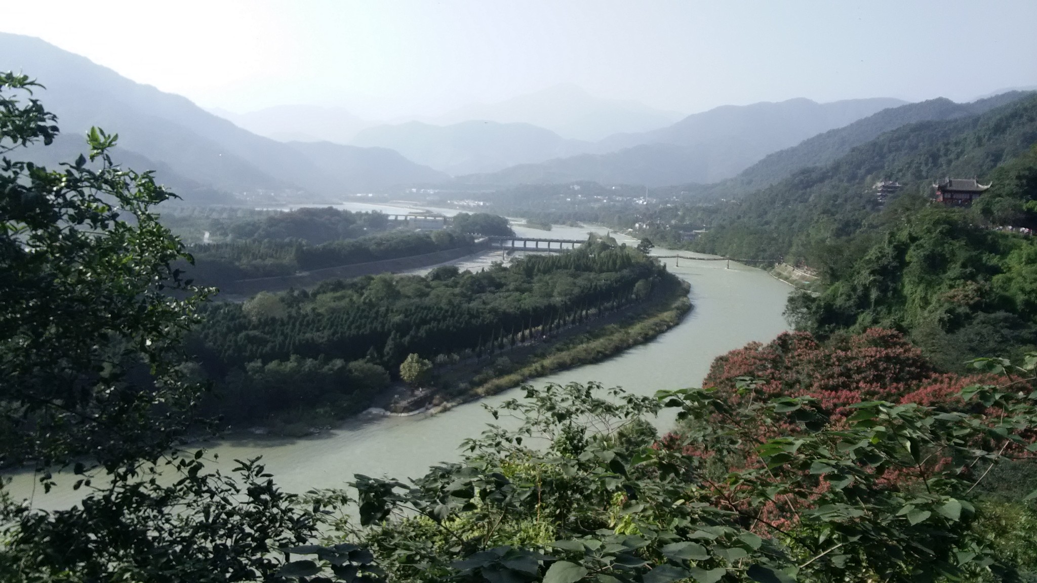 都江堰上游的岷江水库,水质优良,碧波荡漾.