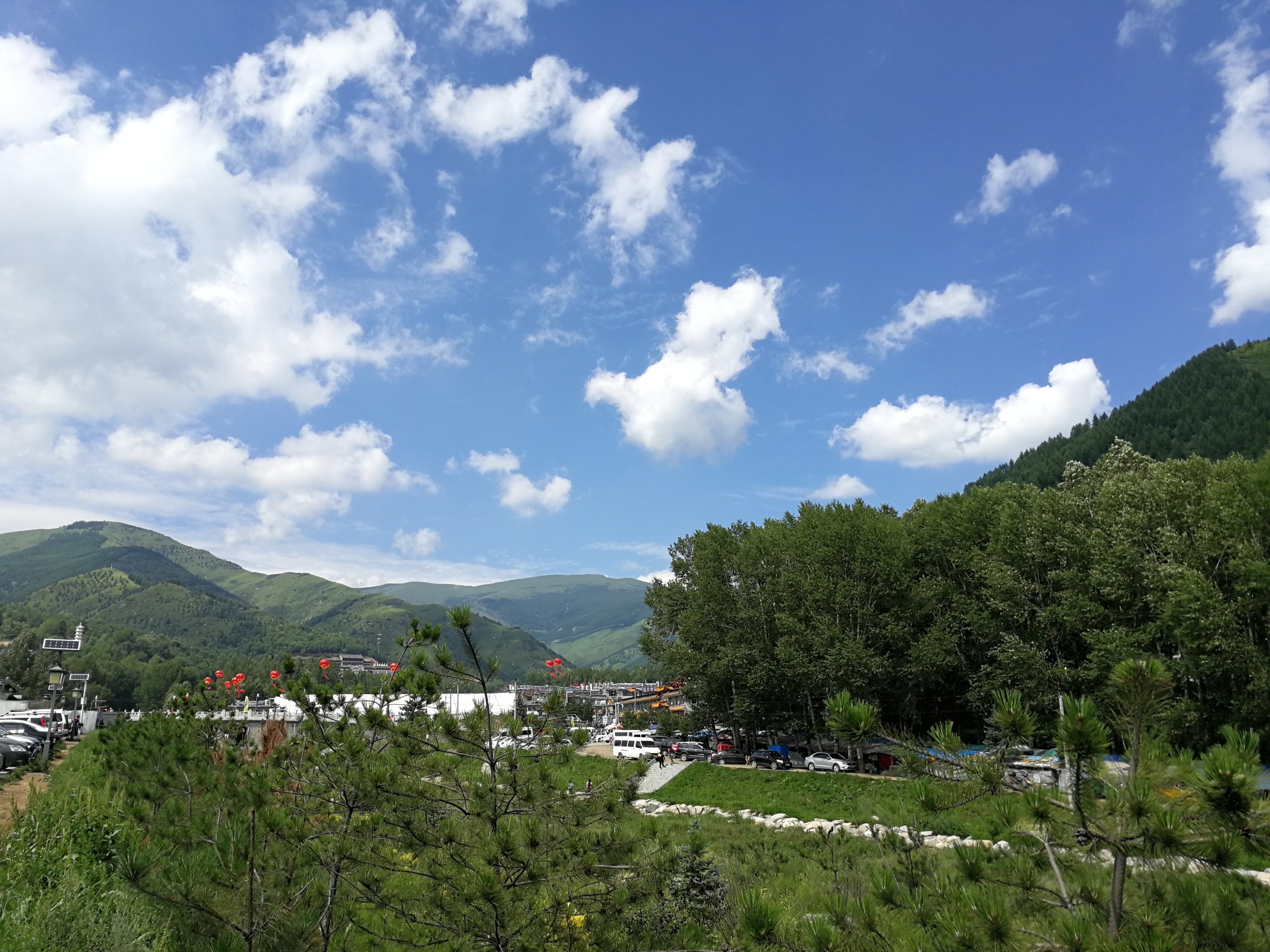 在蓝天白云青山中沉醉一下