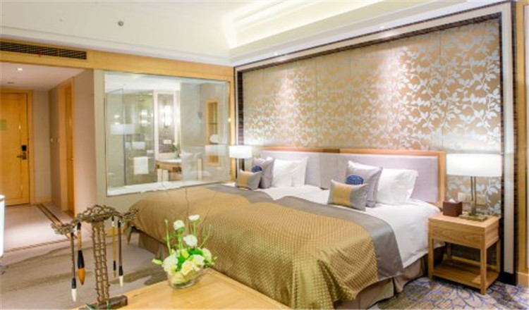 泰山宝盛大酒店坐拥秀丽景致的泰山脚下,毗邻泰安国际会展中心,距离