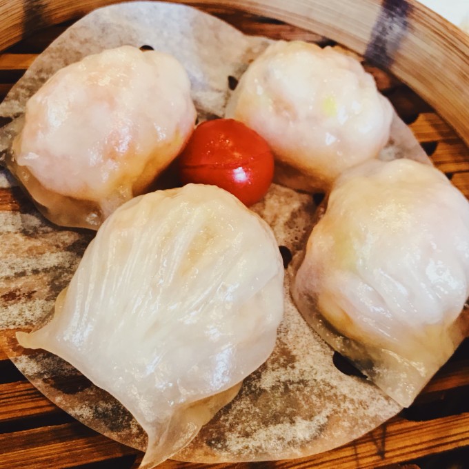 长隆野生动物园: --> 随身携带防蚊液,蚊虫较多。 进了动物园门后租推车,押金200,100一天,很厚实的推车,不过不推荐三轮的!!!实践证明三轮的不好推,尤其不好转弯。租之前试试好不好使哈! --> 开放时间:早上9:30-18:00 进园区以后记得领取一份地图!当天表演时间在入口处公布。记得拍照!!我们选择的是北门进入。 由于春节元宵过后人很少,我们选择先乘小火车游览行车线路(人多的时候全程40分钟,我们这次大概全程只用了15分钟,一家三口可以坐最后一排,靠右边动物多可拍照。如选择自驾游