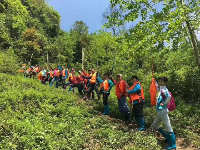 景点地名: 土司城 鹰嘴岩 闸门 五龙潭 滚籠坝,。,自生桥,1.进入大峡谷还有很多好玩的,游玩时间4到6小时,也可以在河里面游泳,还可以赏两岸奇峰怪雾 2.自备梭溪鞋.雨衣.雨伞.登山杖,峡谷气候多变.阴晴不定,已天气预报作为参考 3.除了