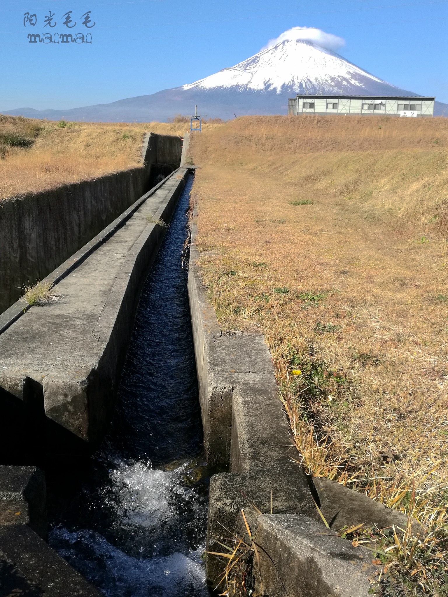 这条水渠流淌的是富士山上的雪水,春天用来灌溉周边大片的稻田.