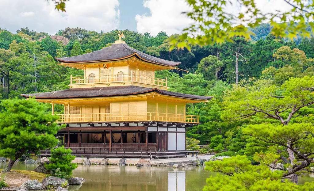 它不仅是日本著名的旅游景点,更是被日本政府指定为国宝.