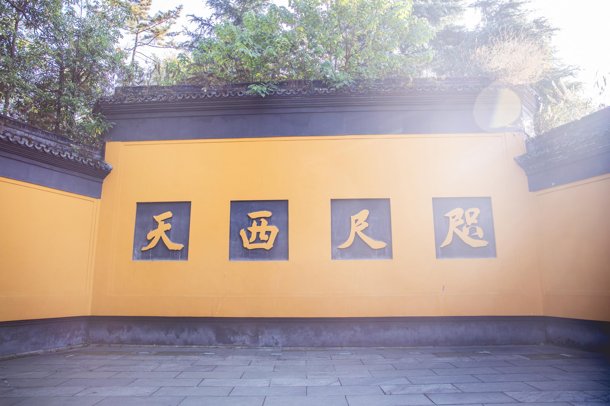 飞来峰景区入口处-----咫尺西天