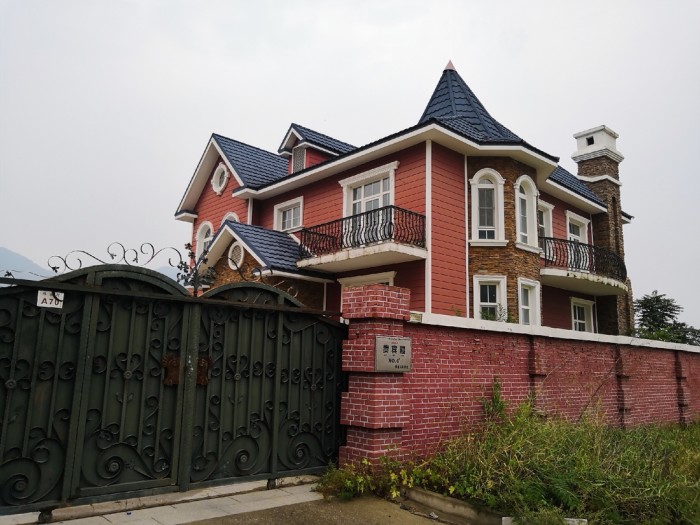 怀柔区位于北京市北部,距市区40公里。怀柔境内风光秀丽,气候宜人,素有京郊明珠的美誉。旅游业一直是怀柔区的支柱产业,知名的旅游名胜有:红螺寺、 雁栖湖、紫云山、喇叭沟门原始森林、 慕田峪长城、黄花城长城等。另外,得天独厚的地理条件使怀柔丰富物产,板栗香甜,虹鳟鱼肉质细、味道鲜,果脯、古钟御酒国内国际享有盛誉。
