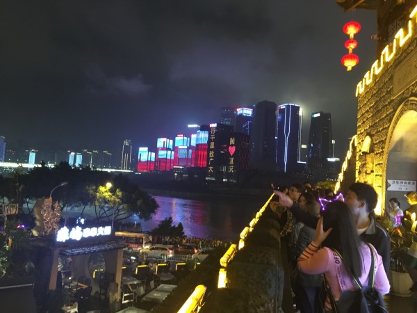 洪崖洞里面拍照 wKgED1vxgQKAbimjAAoXq6HkuwA41.jpeg?imageView2%2F2%2Fw%2F600%2Fh%2F600%2Fq%2F90