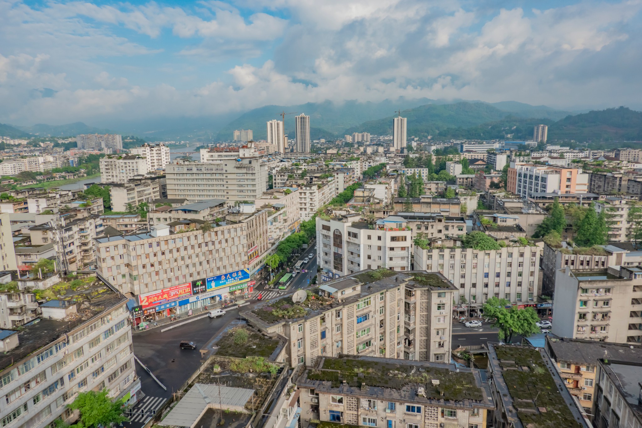 雅安市区现约有多少人口_雅安市区风景图片