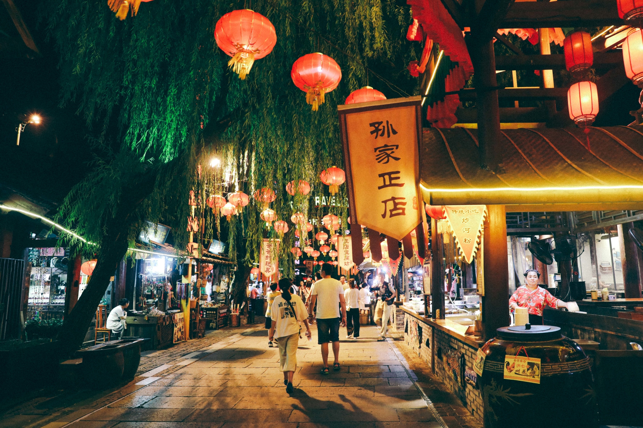 过了饭点,每一家小吃摊前,依然还很忙碌,和