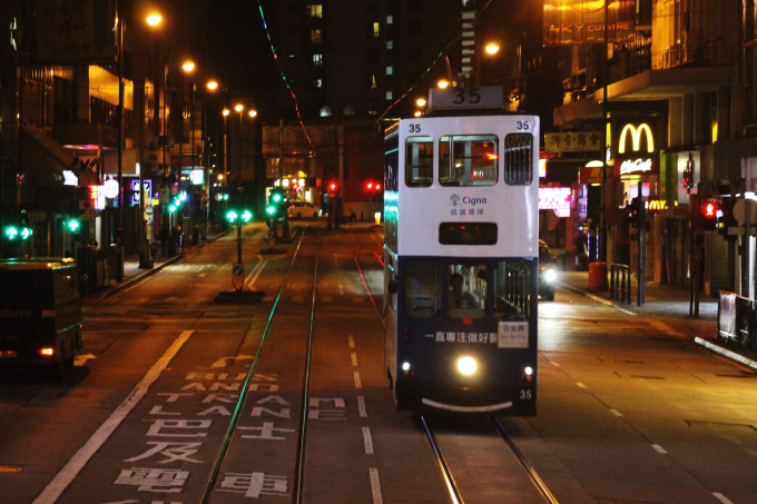 晚上的香港打卡点 wKgE2l0CbAuASH71AAjy9kM4U-I505.jpg?imageView2%2F2%2Fw%2F680%2Fq%2F90%7CimageMogr2%2Fstrip%2Fquality%2F90