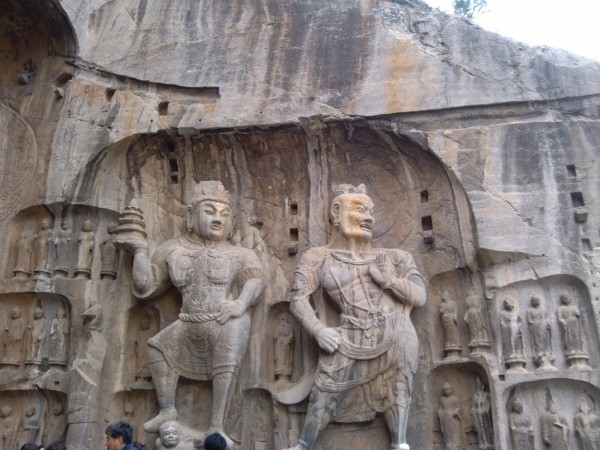 云岗石窟人多不多 wKgBt0-Kp7LnOf9vAAN-LLUOTUY19.jpeg?imageView2%2F2%2Fw%2F600%2Fh%2F600%2Fq%2F90