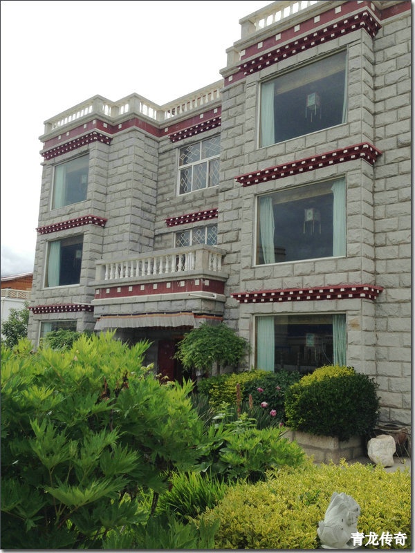 我们住宿的藏式别墅楼与老板也熟悉成了朋友