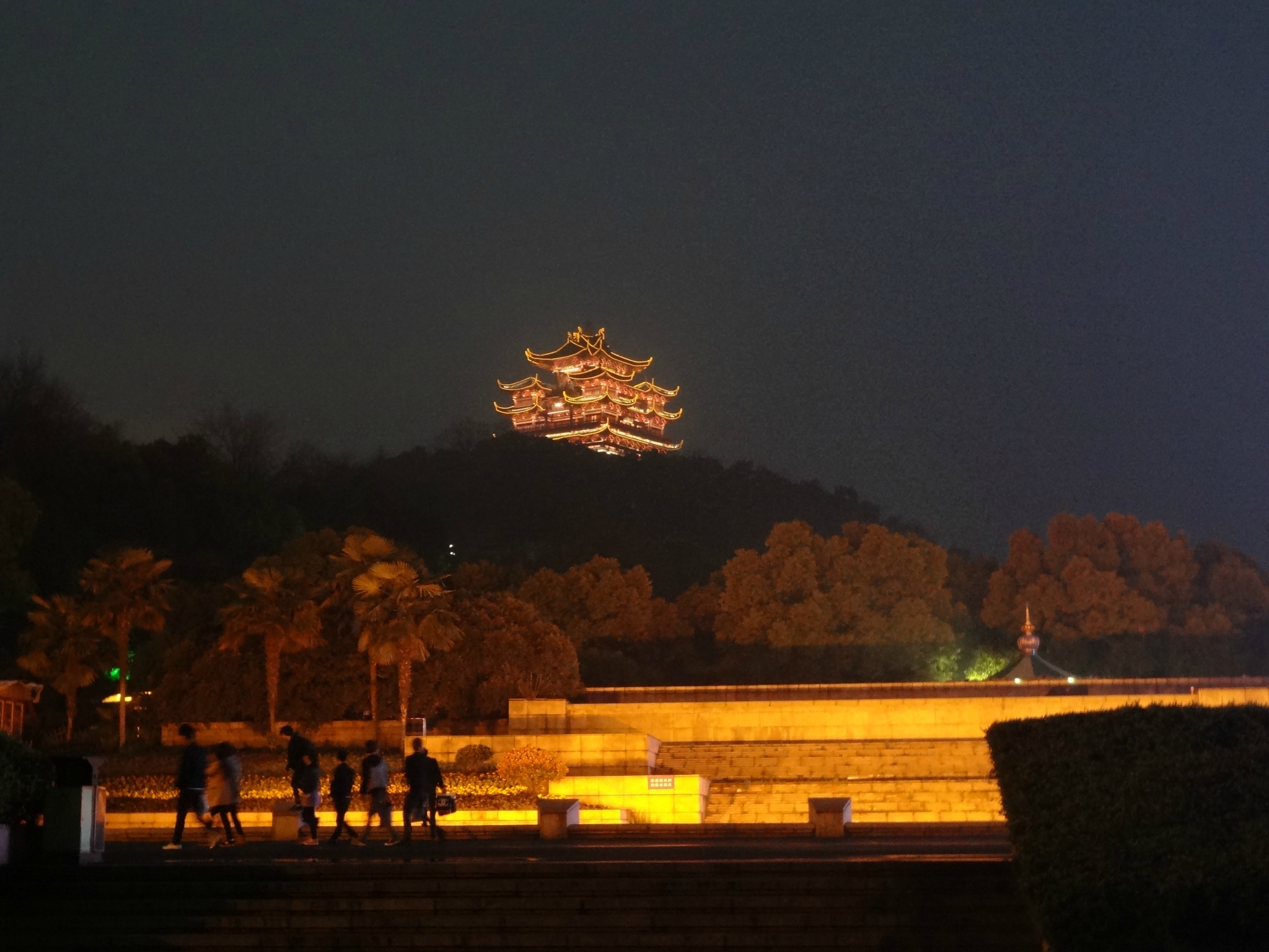 吴山广场和吴山夜市是一个地方吗？