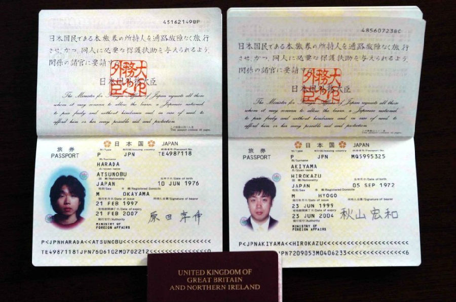 2003年9月24日,香港旅客陈某的随身行李进行检查时发现了两本英国护照