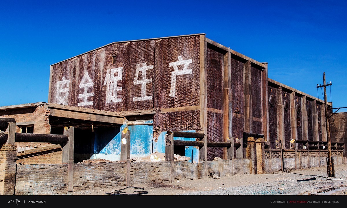 对比四 电影截图:杨博士回忆石油小镇时,放的小镇全景图中的雕塑