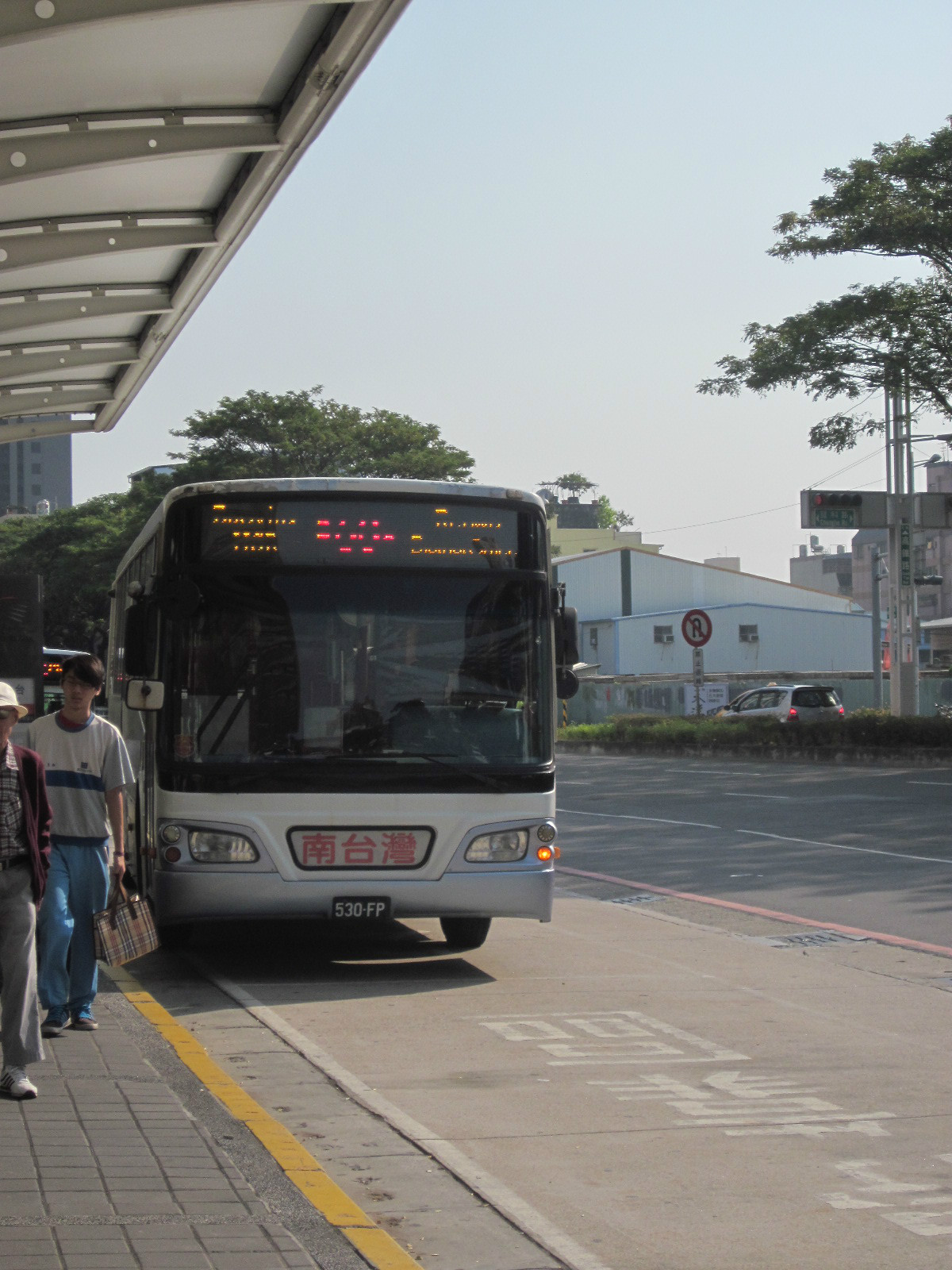 在站台上焦急滴等公车