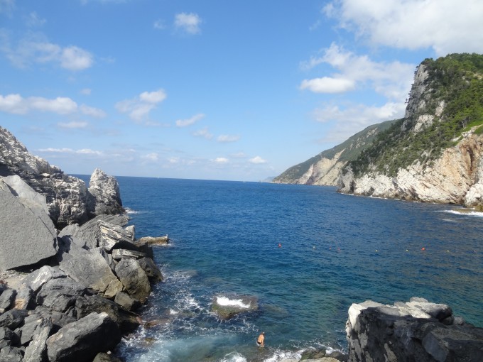 的朋友听说我们有一站是Ibiza,兴奋的不行,说这里是the paradise,是世界party之都,每年5到10月,都有来自世界的有名的DJ和好多明星来度假。所以,一上游轮,我们便蛮期待今天的行程。游轮九点到岸,第二天早晨四点起航,瞧着时间安排,便是让我们好好享受Ibiza的夜生活呢。 八点起床,还未晒热的游泳池水唤醒沉睡中的muscle。九点半第一次尝试11层的自助早点,给燕麦粥点个赞,烤培根也相当和我口味,因为上岸时间久,看到旁边的阿姨用塑料袋装了好几个面包,我们也悄悄包了个夹培根的小面包塞进包里。