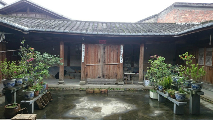 出发,16:00:00左右到嵩口古镇,四点最后一班车离开嵩口 所以我们有两个小时时间逛嵩口 16:00班车到县城才18:00左右,天还没黑,所以我们就去塔山逛 下山,走到大樟溪,沿着溪边玩了一会儿 DAY2.起床,收拾行李,步行至汽车站,可惜错过了9:00的那班到