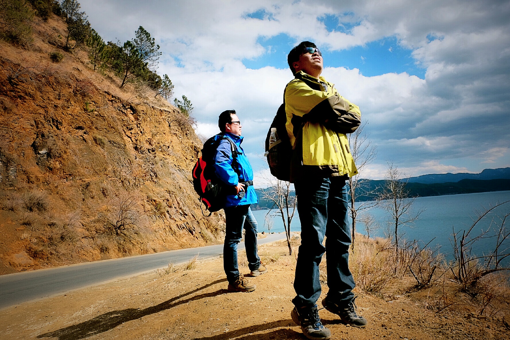 一个人坐车坐船坐凳子猜成语_一个人坐船的图片(3)
