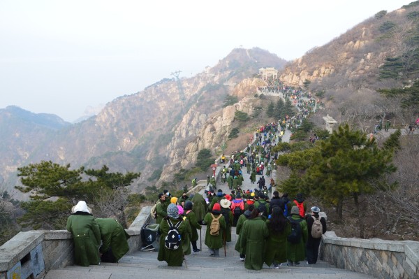 泰山有多少个台阶图片 wKgBpVVDLviATdrEAAtn_DSG99867.jpeg?imageView2%2F2%2Fw%2F600%2Fh%2F600%2Fq%2F90