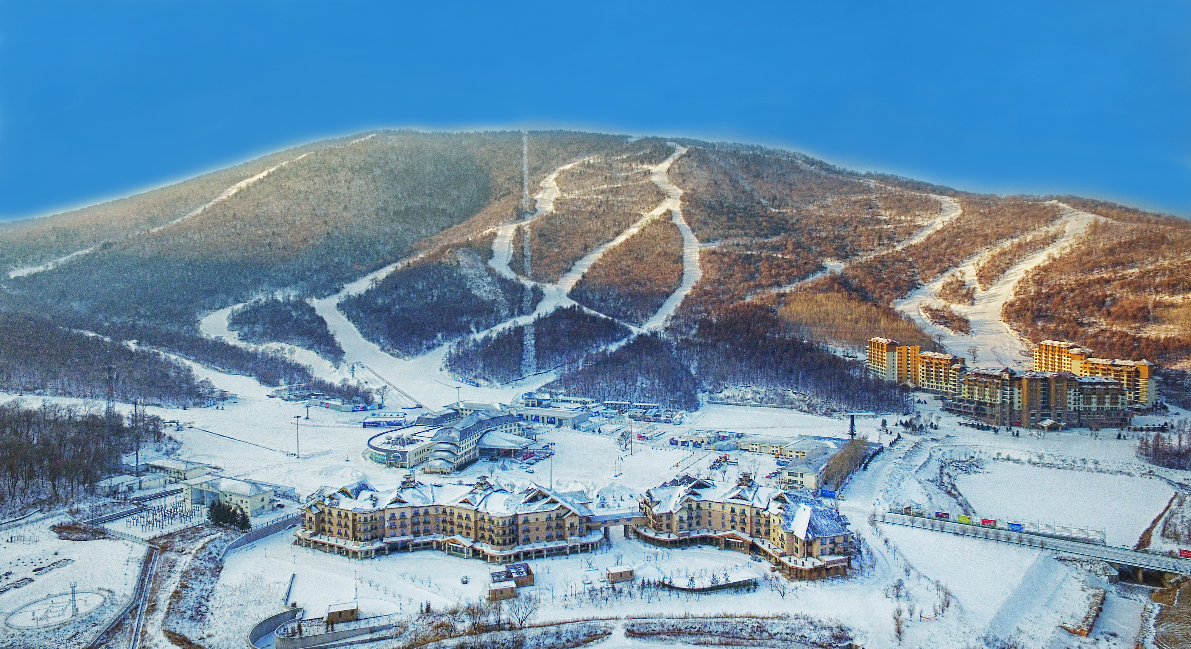 5小时车程,在三面环山的930米垂直坡地上,clubmed北大壶共有19 条滑雪