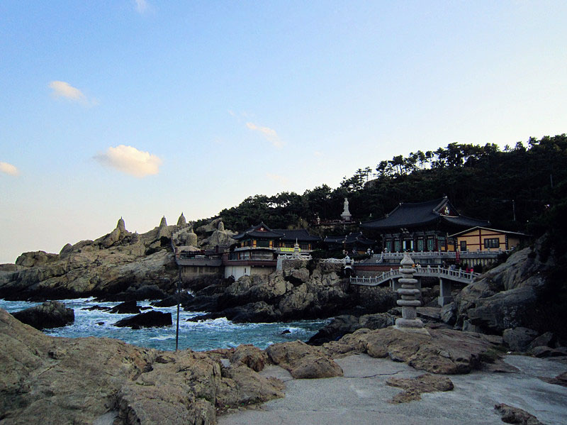 [题主采纳]龙宫寺比较有特色,在海边的悬崖上  风景很美 我去过最美的