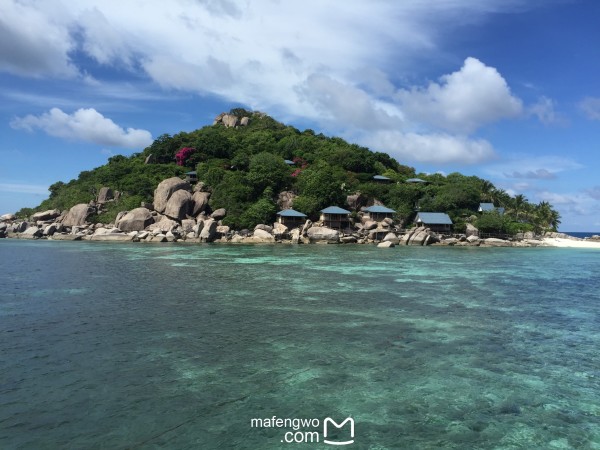 突然想着每次旅游后什么都没留下,所以就琢磨着把几个月前的泰国之游记录下来; 当然,介于去时没有想着要写游记,所以当时并未仔细记录一切.关于此次旅游是临时决定的,也没任何完整计划,所以整个行程也比较散漫,想干嘛就干嘛(这也跟本人性格比较像,哈哈哈); 八月中订了票之后就开始简单的看了别人的游记,计划着我和妈妈的假期.