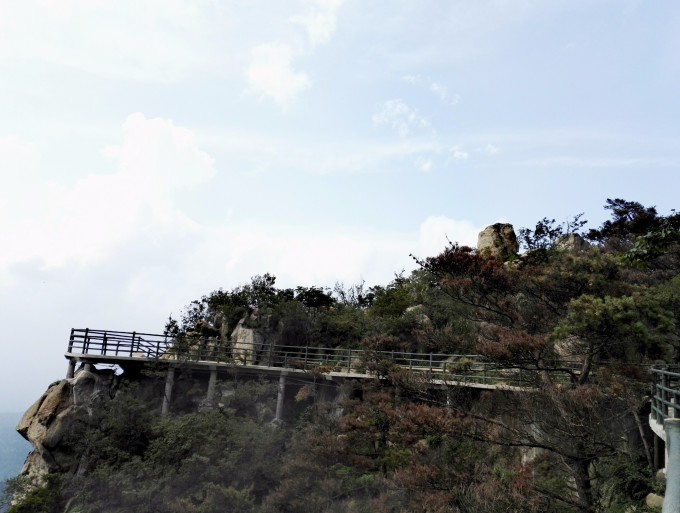沂蒙山银座天蒙旅游区位于临沂市费县北部,是沂蒙山旅游区的重要组成部分,2011年12月18日鲁商集团与费县人民政府签订了沂蒙山银座天蒙旅游区正式合作开发协议。拟投资50亿元,按5A级旅游区和国家级旅游度假区双重标准,将天蒙旅游区建设成为集山地生态旅游、运动休闲旅游、民俗体验旅游、生态农业旅游和休闲度假旅游与一体的综合型人文生态旅游度假区。景区总面积约240平方公里,核心区规划面积约为96平方公里,一期核心片区14.