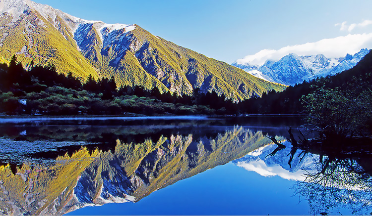 木格措(全名:康定情歌(木格措)风景区),坐落于贡嘎山脉中段,系国家