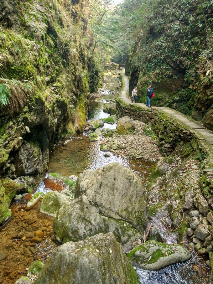 从柯岩出来乘公交往安昌方向,预计一小时十分到,行程中公交与一辆卡车擦了下,前面玻璃撞坏,不得己我们等下一辆公交,时间上耽搁了一会,好在后面公交等了一会到了,过去一切顺利。听同学说安昌古镇是一条老街,我第一印象觉得和七宝古镇、南翔差不多,来这里一看,店铺、民居,别具特色的作坊、错落有致的翻轩骑楼、曲折幽深的石板小巷、古色古香小巧的小石桥,以及数里长的依河古街市,很好的诠释了当地的民俗民风。我和同学再加上一位北方独自来旅游的女游客一起乘了当地很有特色的划木舟进去,在湖中静静的穿梭于整个古镇,悠哉悠哉,听着划木